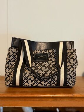 Tommy Hilfiger hand bag. Smoke free home.